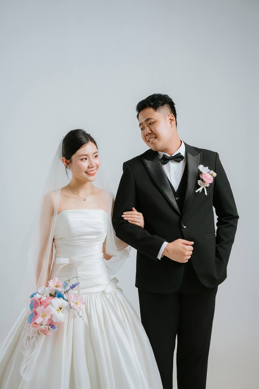 Hong Linh and Yi Chu walking arm in arm