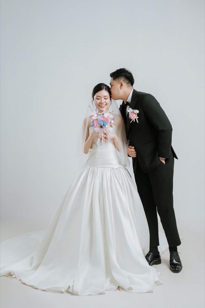 Yi Chu kissing Hong Linh's forehead