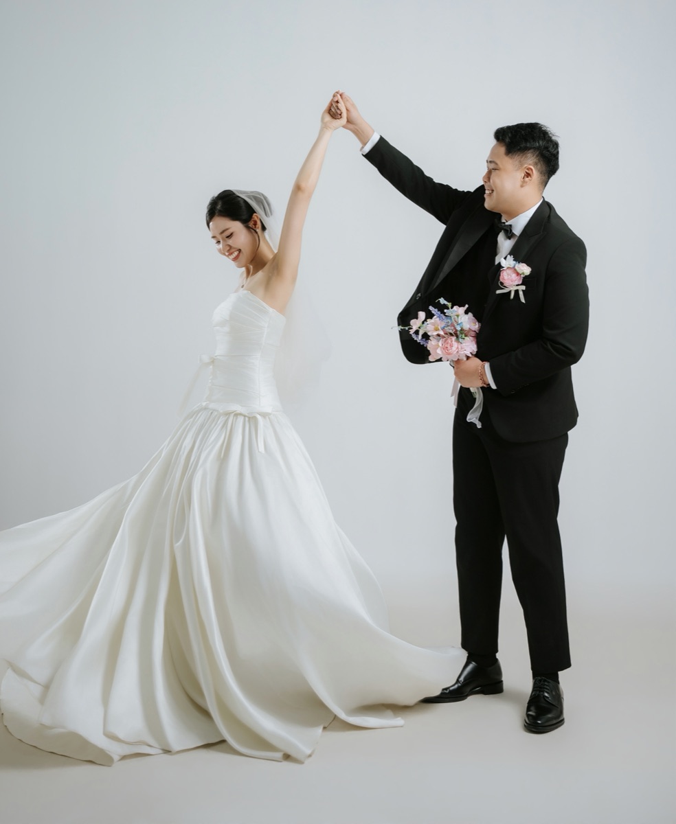 Hong Linh and Yi Chu dancing together